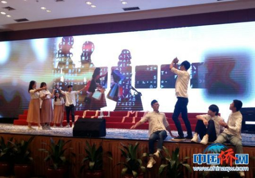 澳門學(xué)生表演節(jié)目《感受澳門 無限式》。　朱延生 攝