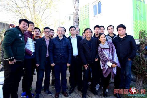 Tres de Febrero市市長Diego Valenzuela先生和袁建平議員與接受注射預(yù)防針的華人合影。（阿根廷華人網(wǎng)）