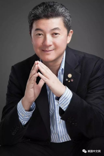 　張首晟，美籍華裔物理學家，美國文理科學院院士、美國物理學會學士、中國科學院外籍院士、美國國家科學院院士。現(xiàn)任斯坦福大學物理系、電子工程系和應用物理系教授。