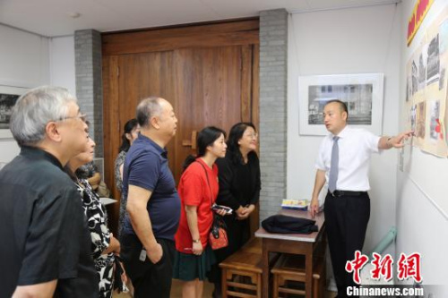 圖為橫濱山手中華學校校長張巖松(右一)向嘉賓們介紹百年校史?！∫ǜ?攝