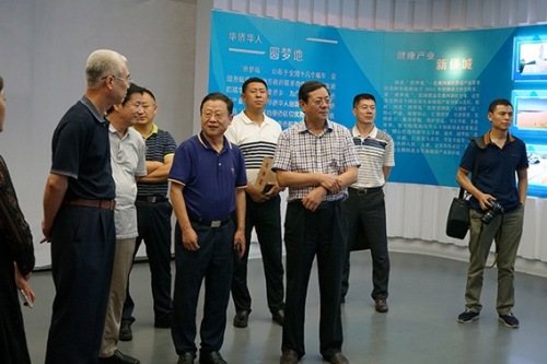 圖為張強聽取僑夢苑介紹 圖為張強聽取僑夢苑介紹