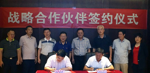 圖為河北 “僑夢苑”與市僑商會簽訂戰(zhàn)略合作協(xié)議 圖為河北 “僑夢苑”與市僑商會簽訂戰(zhàn)略合作協(xié)議