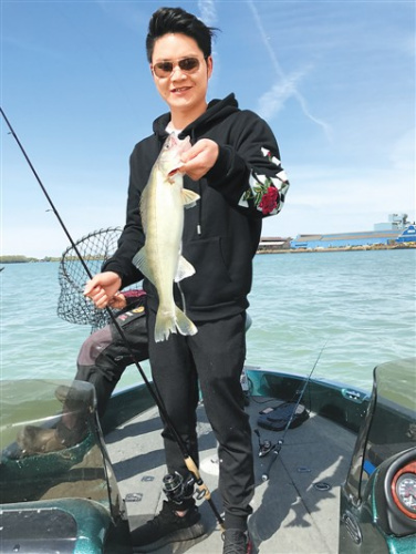 賀鵬在加拿大領(lǐng)略到了和國(guó)內(nèi)不一樣的交通規(guī)則。在加拿大，如果車(chē)主因有急事變道加塞車(chē)輛的話(huà)，大家一般都會(huì)謙讓。而且，很少人有“路怒癥”。圖為賀鵬在加拿大底特律河留影。