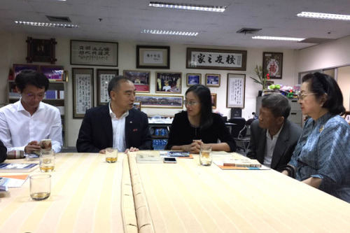 賈益民與泰國留學(xué)中國大學(xué)校友總會(huì)主席羅鐵英等座談交流 賈益民與泰國留學(xué)中國大學(xué)校友總會(huì)主席羅鐵英等座談交流