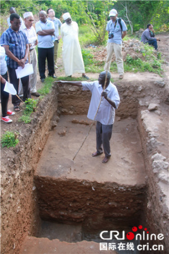 考古學者探查發(fā)現(xiàn)中國血緣人骨遺骸的曼達古鎮(zhèn)發(fā)掘現(xiàn)場。 （王新俊 攝）