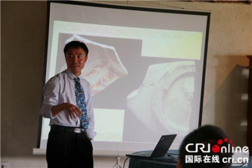 中山大學社會學與人類學學院副教授朱鐵權介紹在拉穆群島發(fā)現(xiàn)的中國古瓷器。 （王新俊 攝）