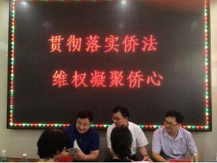 泰興市僑辦、僑聯(lián)負(fù)責(zé)人現(xiàn)場(chǎng)開展僑務(wù)政策、法規(guī)宣傳。