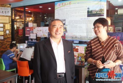 作者（右）創(chuàng)辦印尼智民學(xué)院從事華文教育事業(yè)。圖為歡迎華僑大學(xué)校長賈益民到訪。（圖片均由作者提供）