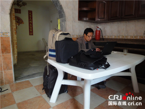 利比亞撤僑時,李亞強利用網(wǎng)絡指揮撤離(李亞強供圖)