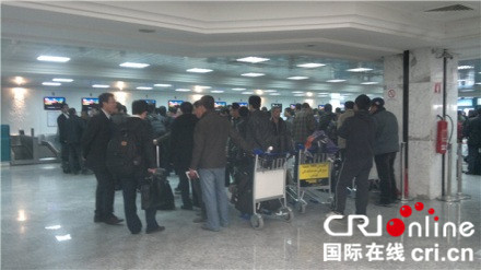 2月27日凌晨,在利比亞的華人撤到突尼斯機場(李亞強供圖)