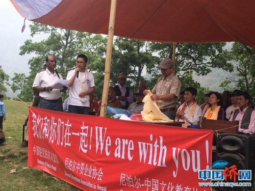 尼泊爾中資企業(yè)協(xié)會向尼泊爾民眾捐贈物資。（作者供圖）