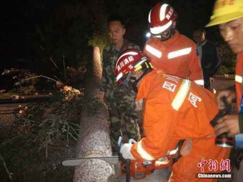 圖為阿壩消防官兵趕赴震中，邊走邊清障邊救援。 圖片來(lái)源：阿壩消防