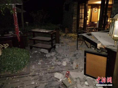 一間在地震中受損的房屋。 圖片來(lái)源：阿壩消防