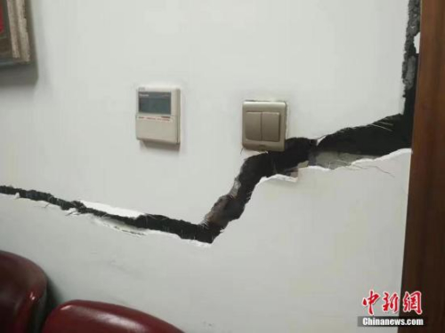 因?yàn)榈卣鹗軗p的墻體。圖片來(lái)源：視覺(jué)中國(guó)