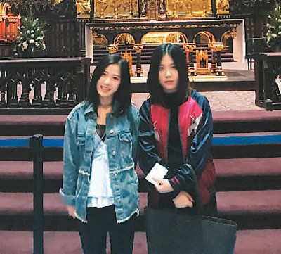 雖然顏舒彥感到國外的生活和學(xué)習(xí)壓力不比國內(nèi)的小，但她慶幸在遇到困難時(shí)，很多朋友會(huì)前來幫忙。他們不時(shí)會(huì)組織團(tuán)隊(duì)旅行，來幫助她更好地適應(yīng)國外環(huán)境。圖為顏舒彥(右)與同校好友在蒙特利爾大教堂合影。