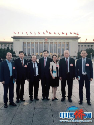 圖為吳武華(左二)與應(yīng)邀出席“九三大閱兵”的旅法僑界代表在天安門廣場合影。（作者供圖）