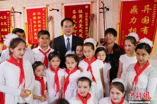 圖為國(guó)僑辦副主任譚天星與參加揭牌儀式表演的學(xué)生合影。 <a target='_blank' >中新社</a>記者 胡嘉琛 攝