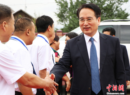 圖為國(guó)僑辦副主任譚天星看望慰問(wèn)比什凱克華助中心工作人員。 <a target='_blank' >中新社</a>記者 胡嘉琛 攝