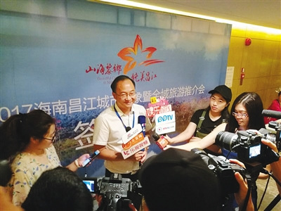 昌江縣旅游委主任黃玉寧接受深圳媒體記者采訪。李德乾 攝