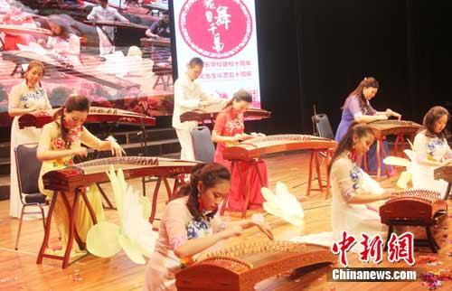 圖為三姐妹(中排)古箏三重奏。 林永傳 攝