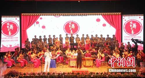 13日晚，“龍舞千島——弘華音樂(lè)學(xué)校建校十周年音樂(lè)會(huì)”在印尼雅加達(dá)文化中心舉行，數(shù)百名喜愛(ài)中國(guó)民族音樂(lè)的觀眾盡情陶醉了一回。 林永傳 攝