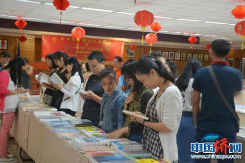 新華書局在馬尼拉的圖書展銷會(huì)現(xiàn)場(chǎng)(圖片均由作者提供) 新華書局在馬尼拉的圖書展銷會(huì)現(xiàn)場(chǎng)(圖片均由作者提供)