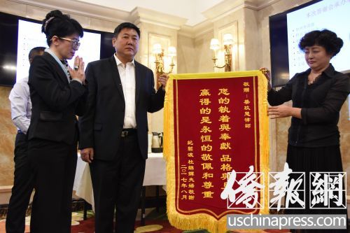 紀欣然父母強忍眼淚表達對南加支持者表達感謝。（美國《僑報》/聶達 攝）