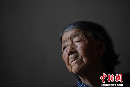 90歲的郝月連靜坐在屋里，看到陌生人進(jìn)屋，她遲疑了片刻說(shuō)，“你們又來(lái)看我啦！”多年來(lái)，不少愛(ài)心人士專程到此看望老人，老年癡呆的郝月連，已經(jīng)記不得他們的模樣。　韋亮 攝