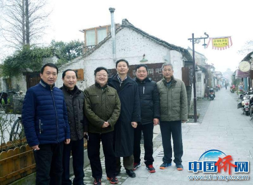 圖為作者（右三）與一眾兒時(shí)朋友來到童年時(shí)代所居住的泰州鐘樓巷尋根。
