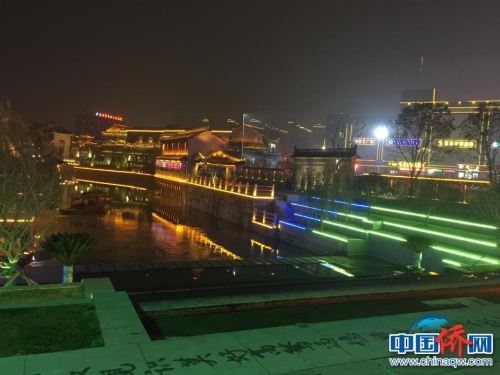 圖為作者拍攝泰州稻河古街區(qū)夜景。街面上有民間書法高手用拖把蘸水書寫的格言警句。（圖片均由作者提供）