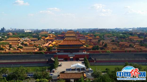 遙望北京 我一直很喜愛(ài)我的家鄉(xiāng)北京。站在景山上俯瞰故宮和遠(yuǎn)處的高樓大廈，我感到心曠神怡。