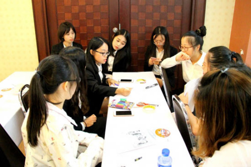分組教學(xué)討論。（國(guó)家漢辦網(wǎng)站圖片）