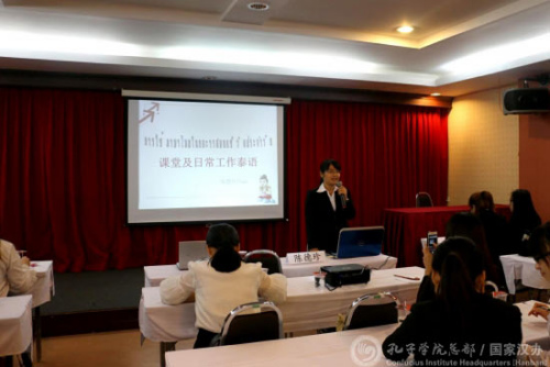 陳德珍為志愿者進(jìn)行泰語(yǔ)培訓(xùn)。（國(guó)家漢辦網(wǎng)站圖片）