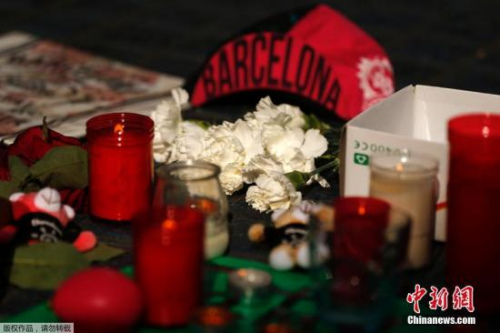 當(dāng)?shù)貢r間8月18日，民眾在西班牙巴塞羅那蘭布拉大道(La Ramblas)擺放蠟燭和鮮花，悼念恐襲遇難者。