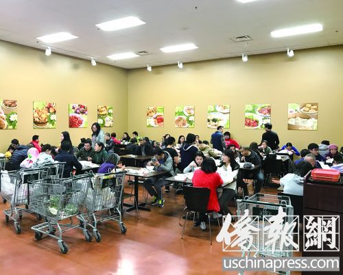 愛迪生新開張的大華超市，設(shè)立了寬敞的就餐區(qū)，每到周末，廣式粥粉面、燒臘、小炒和點心，讓很多顧客各取所需。