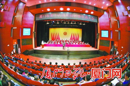 2017兩岸僑聯(lián)和平發(fā)展論壇·海峽兩岸暨香港澳門僑界圓桌峰會現(xiàn)場。(本報記者 吳爾婷 攝)