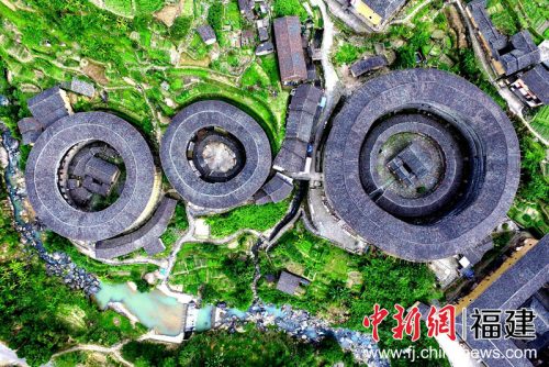 圓形土樓是客家土樓的典范，這種圓樓都由二、三圈組成，由內(nèi)到外，環(huán)環(huán)相套。王東明攝