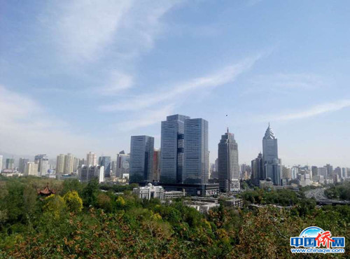 烏魯木齊紅山俯瞰市區(qū)。