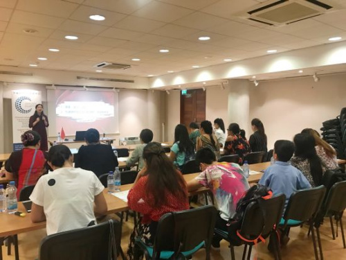 塞浦路斯華文教師認真聽課。