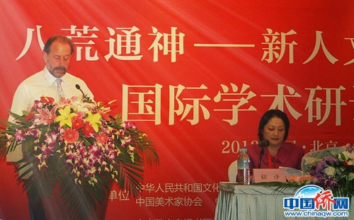 作者黎麗與新英格蘭俱樂(lè)部主席著名畫(huà)家杰森·鮑伊爾在北京參加中國(guó)畫(huà)國(guó)際理論研討會(huì)。