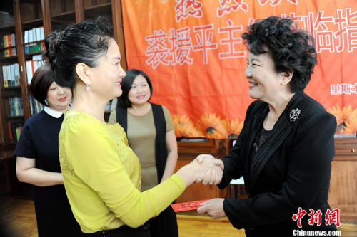 裘援平慰問從中國國內(nèi)選派至該校執(zhí)教的教師并向其“派紅包”。 <a target='_blank' >中新社</a>記者 彭大偉 攝