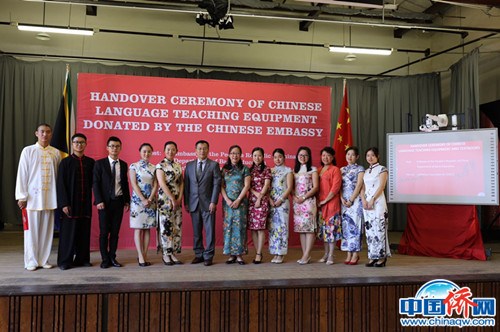 李曉艷(左七)和孔子課堂的全體教師在向試點學校捐贈教學設備儀式現(xiàn)場。