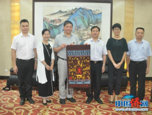 圖為與會(huì)人員合影留念?！×趾?攝