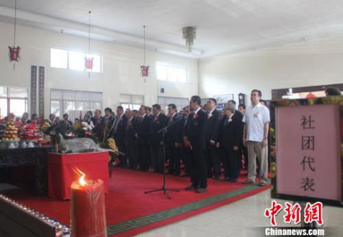 祭典現(xiàn)場(chǎng)?！×钟纻?攝