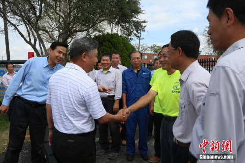 當?shù)貢r間9月3日，中國駐休斯敦總領(lǐng)事館李強民大使赴颶風登陸所在區(qū)域的一家中資企業(yè)考察災(zāi)情。颶風“哈維”來襲后的第十天，得州災(zāi)區(qū)逐漸進入災(zāi)后修復階段。圖為李強民大使向該企業(yè)職工表示慰問。<a target='_blank' >中新社</a>記者 曾靜寧 攝