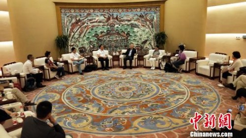 圖為海外華文媒體甘肅行采訪團與敦煌研究院院長王旭東舉行座談會?！＄娦?攝