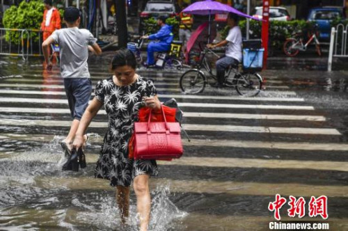廣州出現(xiàn)“水浸街” 。陳驥旻 攝