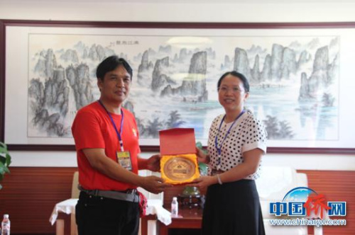 圖為印尼茂物同一學(xué)校校長蘇安宏與雷麗芳互換紀念品 林浩 攝