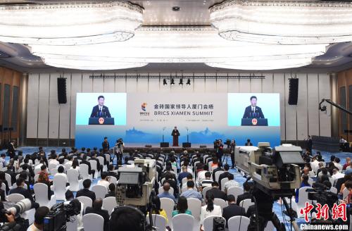 9月5日，中國國家主席習(xí)近平在廈門國際會議中心會見中外記者，介紹金磚國家領(lǐng)導(dǎo)人第九次會晤和新興市場國家與發(fā)展中國家對話會情況。<a target='_blank' >中新社</a>記者 侯宇 攝