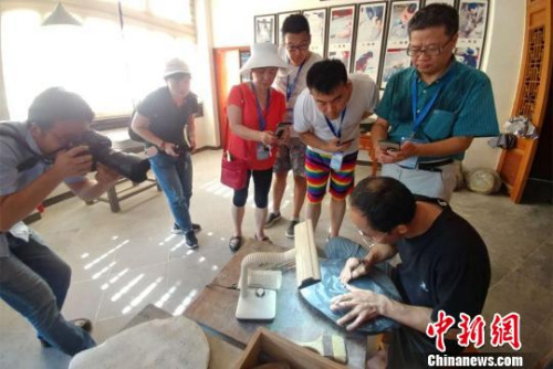 圖為采訪團在熹園觀看歙硯制作流程。　華山　攝